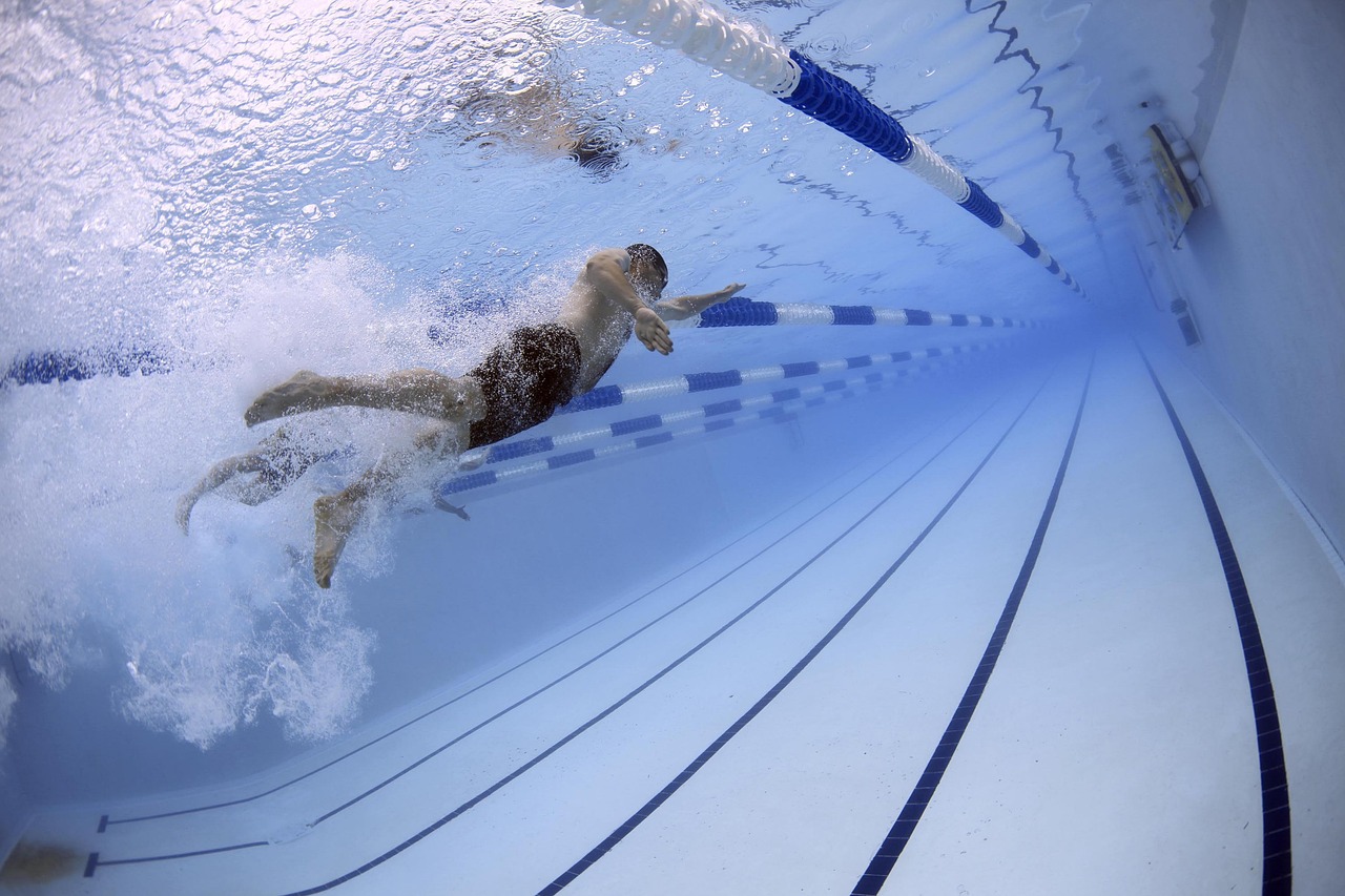 Nuotatore che nuota in piscina | Scuola Apnea Sardegna | Bluelifeexperience.com
