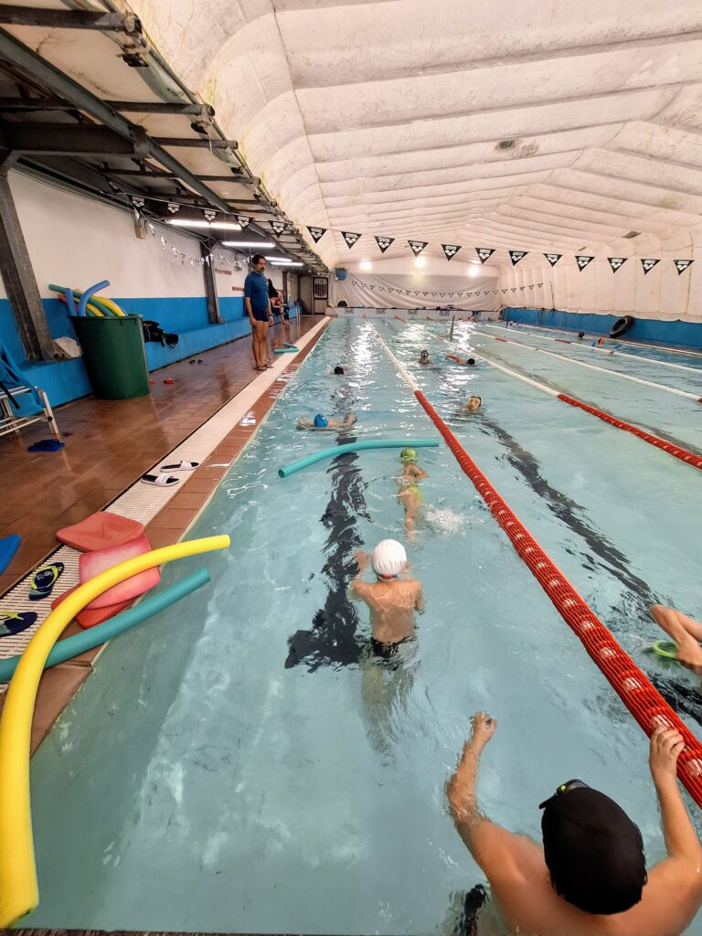 Bambini che nuotano alla Rari Nantes nel programma Blue Life di Blue Life Scuola Apnea Sardegna